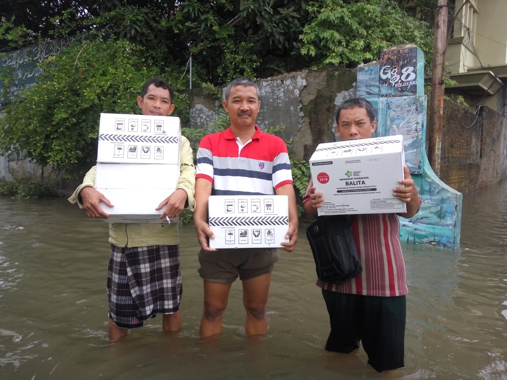 Distribusi Makanan Pendamping (MP) ASI ke pengungsian korban banjir oleh Puskesmas Sokorejo, Puskesmas Klego, Puskesmas Dukuh.