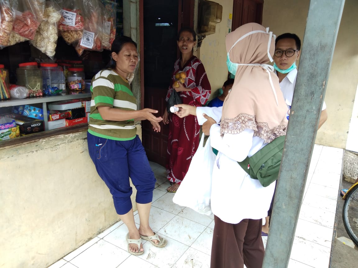 Puskesmas Sokorejo berkeliling ke titik-titik banjir sambil memberikan obat-obatan