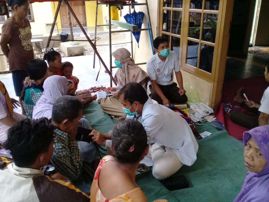 Pelayanan kesehatan bagi masyarakat terdampak banjir di Kelurahan Jenggot.